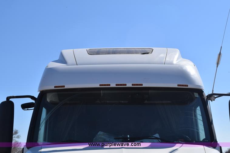 image for item E6279 2001 Volvo VNL semi truck