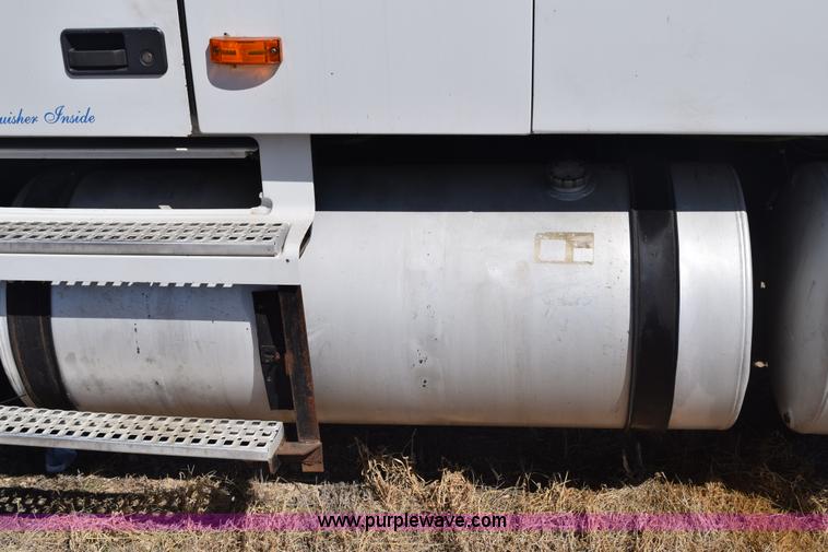 image for item E6279 2001 Volvo VNL semi truck