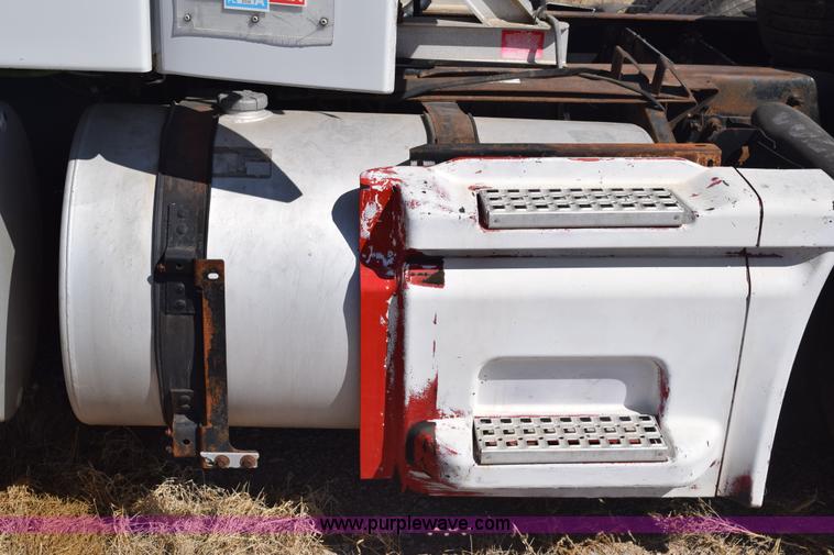 image for item E6279 2001 Volvo VNL semi truck