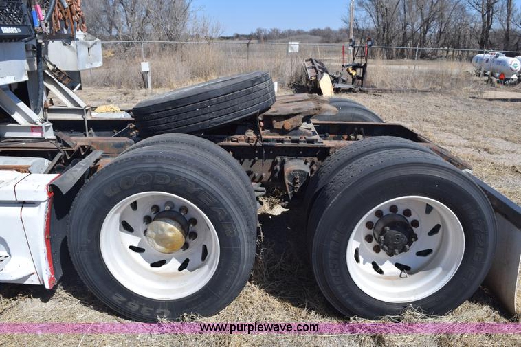 image for item E6279 2001 Volvo VNL semi truck