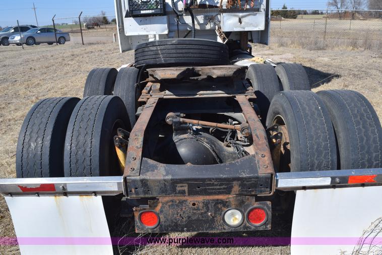 image for item E6279 2001 Volvo VNL semi truck