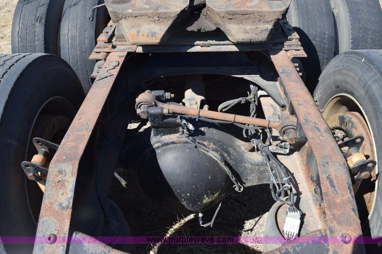 image for item E6279 2001 Volvo VNL semi truck