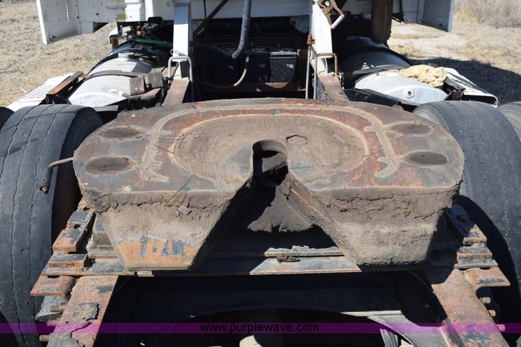 image for item E6279 2001 Volvo VNL semi truck