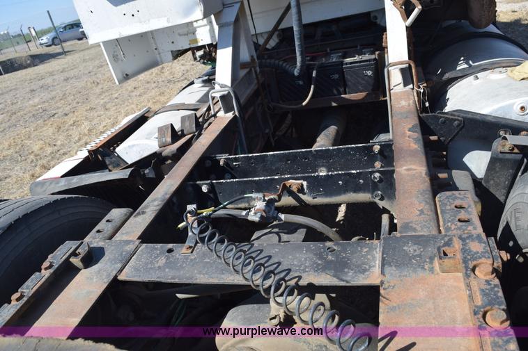 image for item E6279 2001 Volvo VNL semi truck