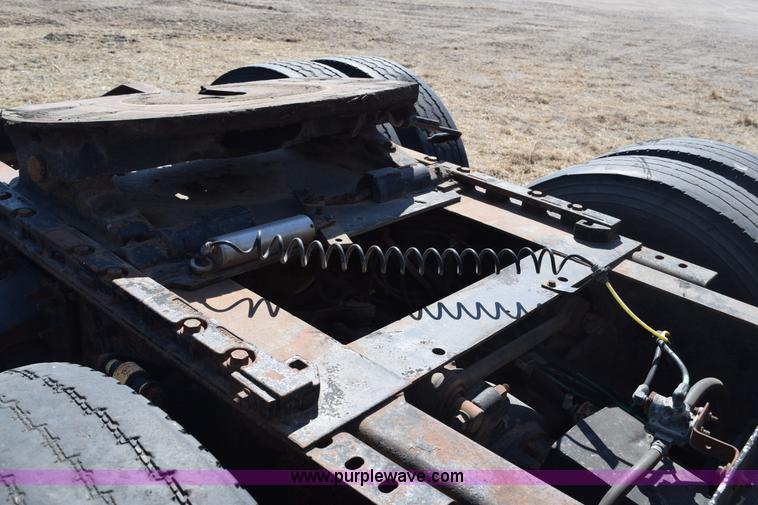 image for item E6279 2001 Volvo VNL semi truck