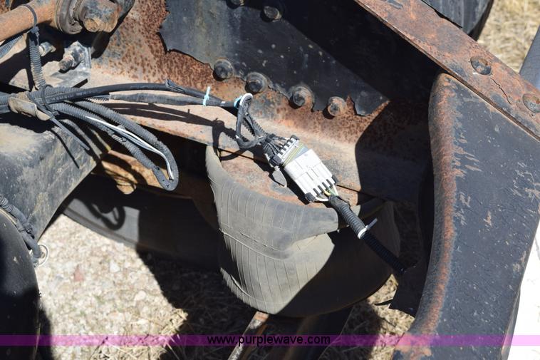 image for item E6279 2001 Volvo VNL semi truck