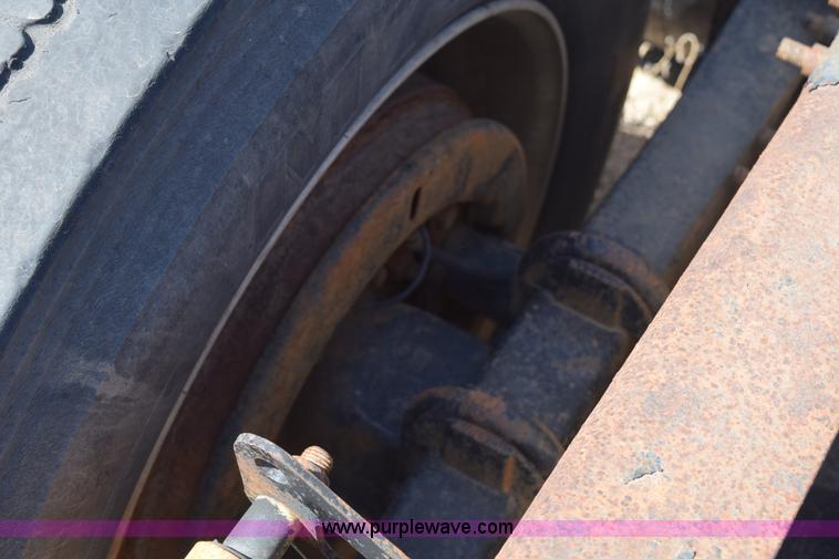 image for item E6279 2001 Volvo VNL semi truck