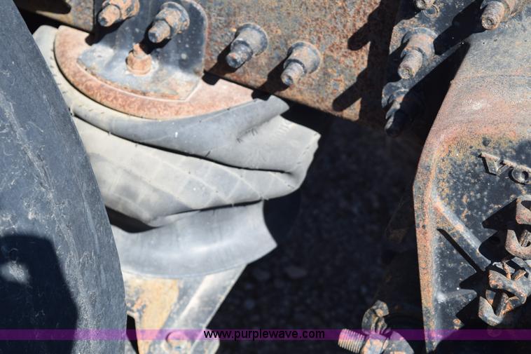 image for item E6279 2001 Volvo VNL semi truck