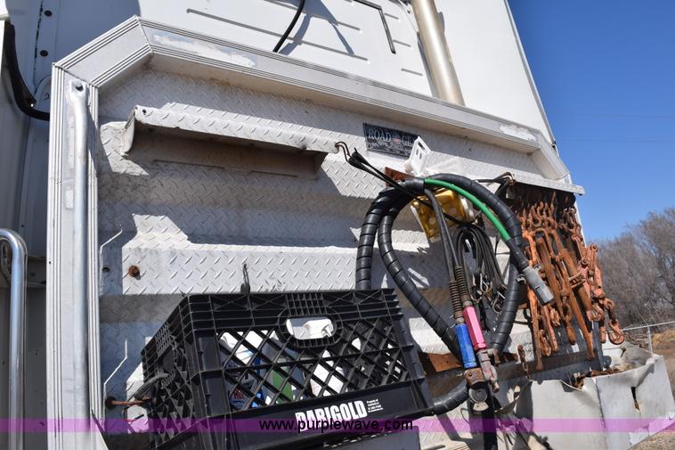 image for item E6279 2001 Volvo VNL semi truck