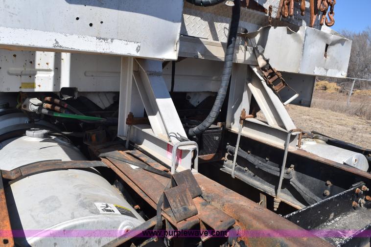 image for item E6279 2001 Volvo VNL semi truck