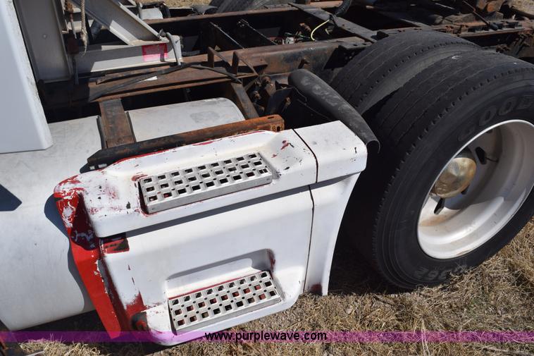 image for item E6279 2001 Volvo VNL semi truck