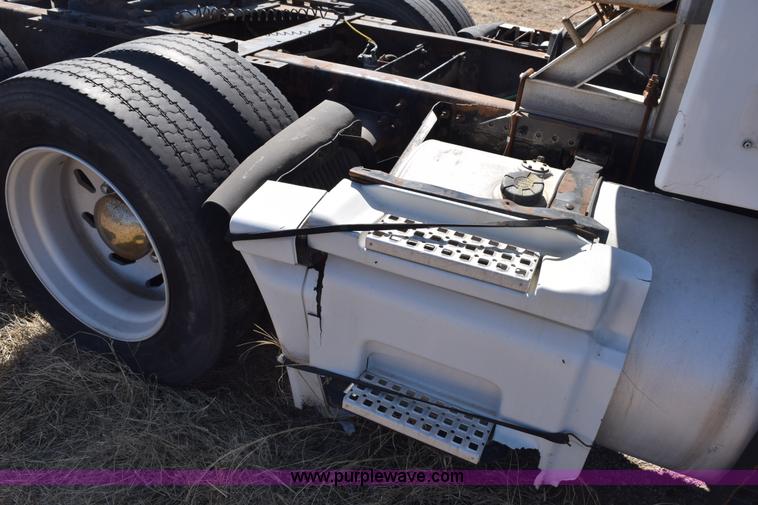 image for item E6279 2001 Volvo VNL semi truck