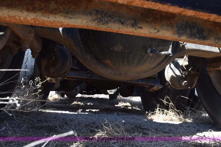 image for item E6279 2001 Volvo VNL semi truck