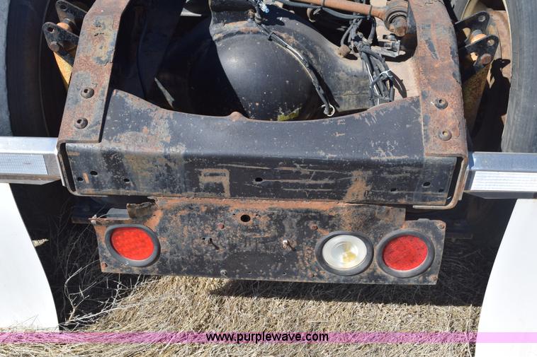 image for item E6279 2001 Volvo VNL semi truck