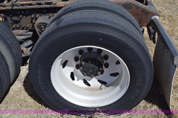 image for item E6279 2001 Volvo VNL semi truck