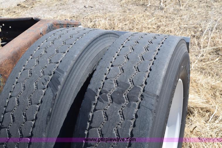 image for item E6279 2001 Volvo VNL semi truck