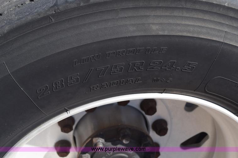 image for item E6279 2001 Volvo VNL semi truck