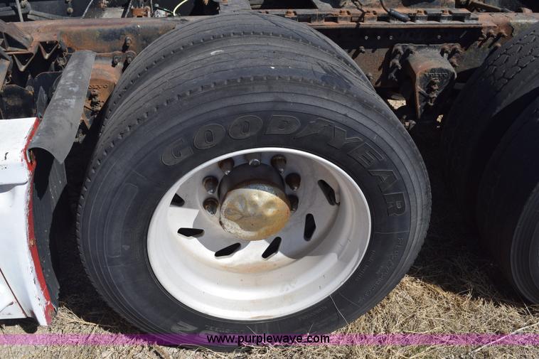 image for item E6279 2001 Volvo VNL semi truck