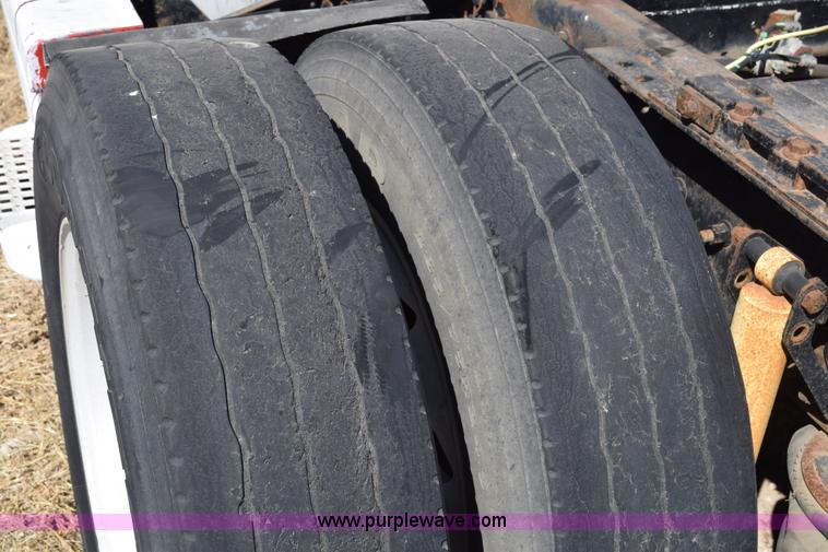 image for item E6279 2001 Volvo VNL semi truck