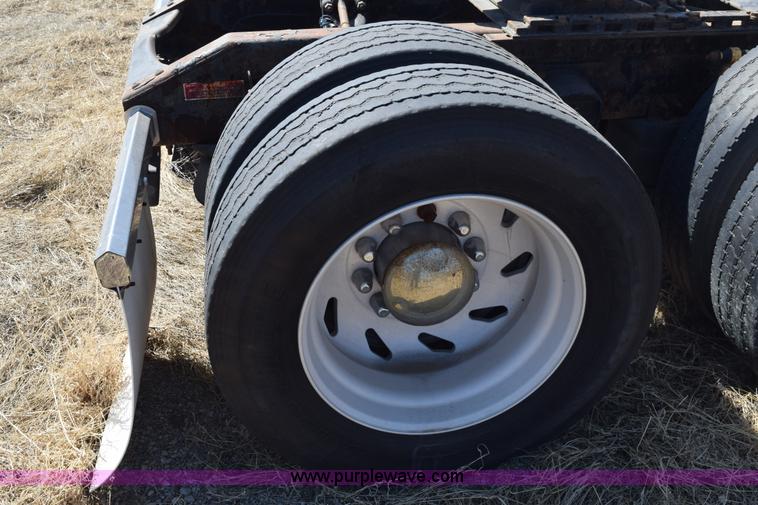 image for item E6279 2001 Volvo VNL semi truck