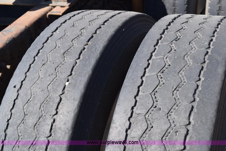 image for item E6279 2001 Volvo VNL semi truck