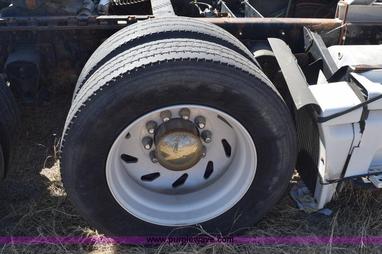 image for item E6279 2001 Volvo VNL semi truck