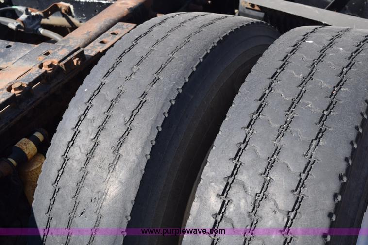 image for item E6279 2001 Volvo VNL semi truck