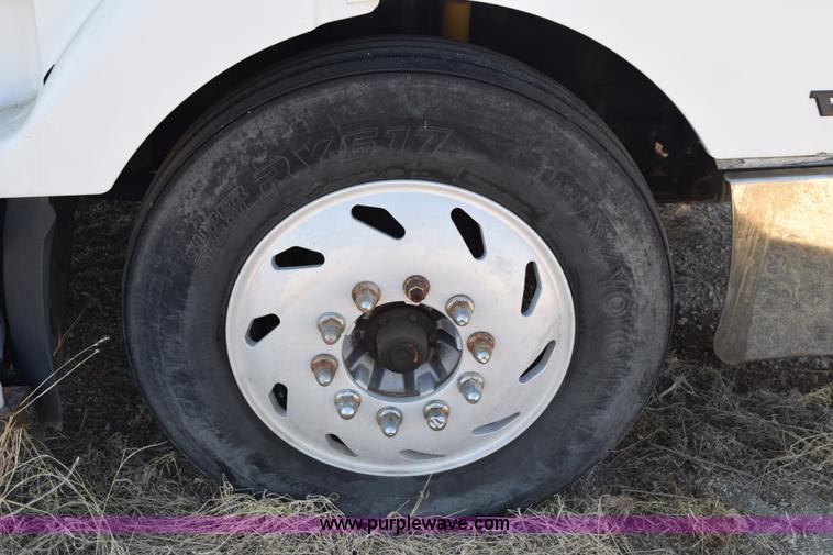 image for item E6279 2001 Volvo VNL semi truck