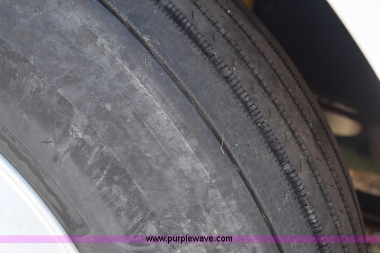 image for item E6279 2001 Volvo VNL semi truck