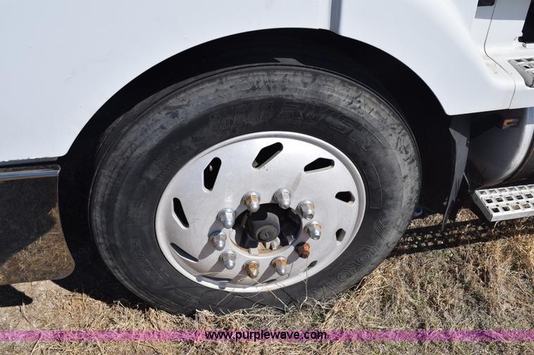 image for item E6279 2001 Volvo VNL semi truck