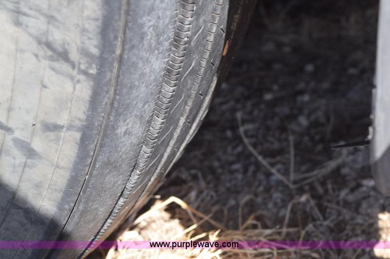 image for item E6279 2001 Volvo VNL semi truck