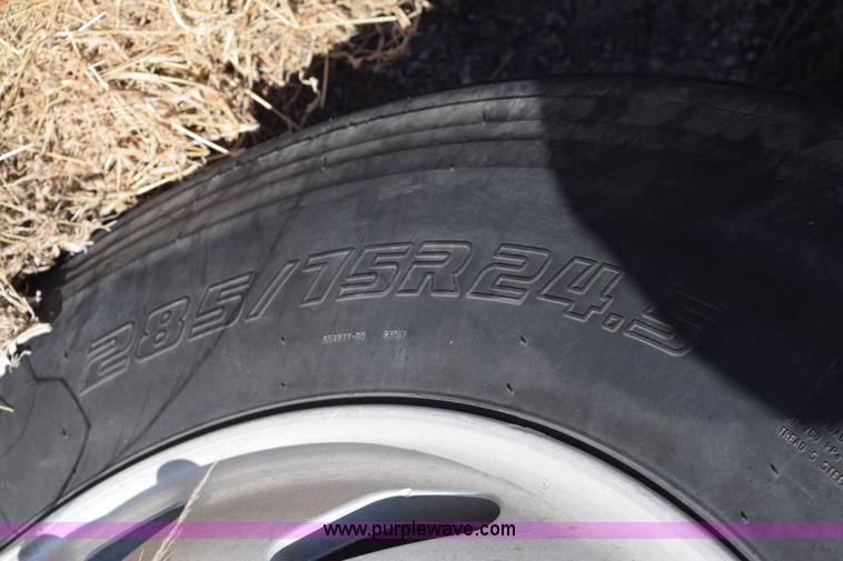 image for item E6279 2001 Volvo VNL semi truck