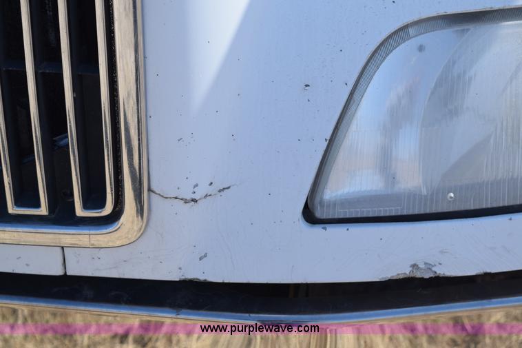 image for item E6279 2001 Volvo VNL semi truck