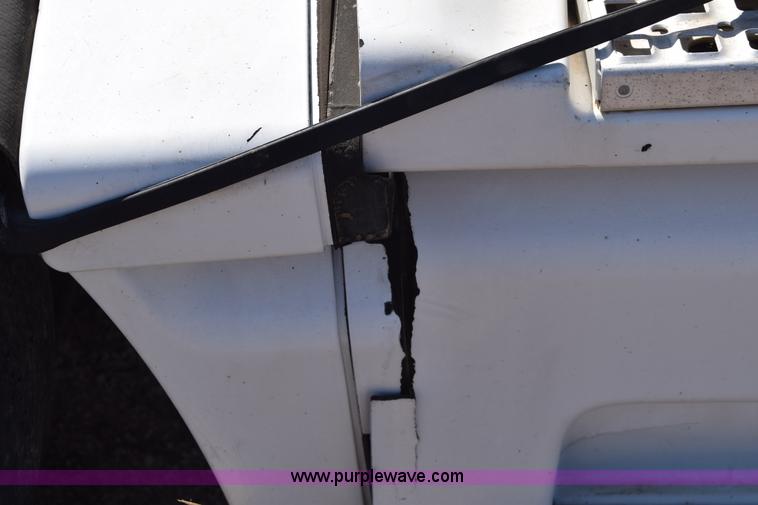 image for item E6279 2001 Volvo VNL semi truck