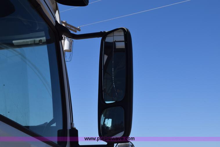 image for item E6279 2001 Volvo VNL semi truck