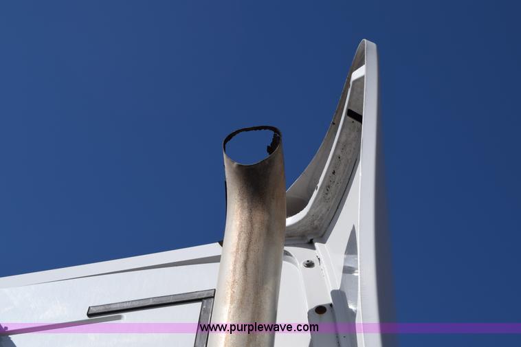 image for item E6279 2001 Volvo VNL semi truck