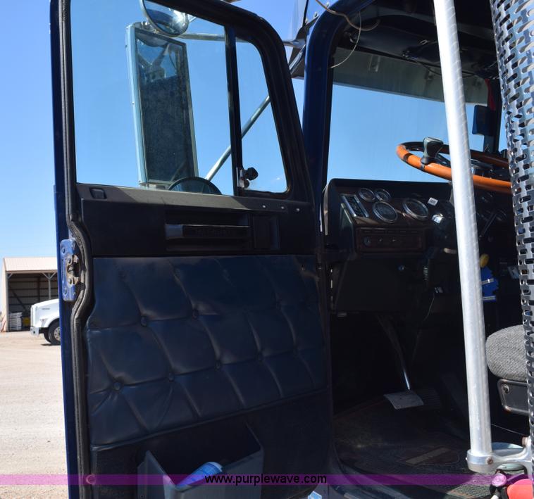 image for item E6280 1998 Freightliner FLD semi truck