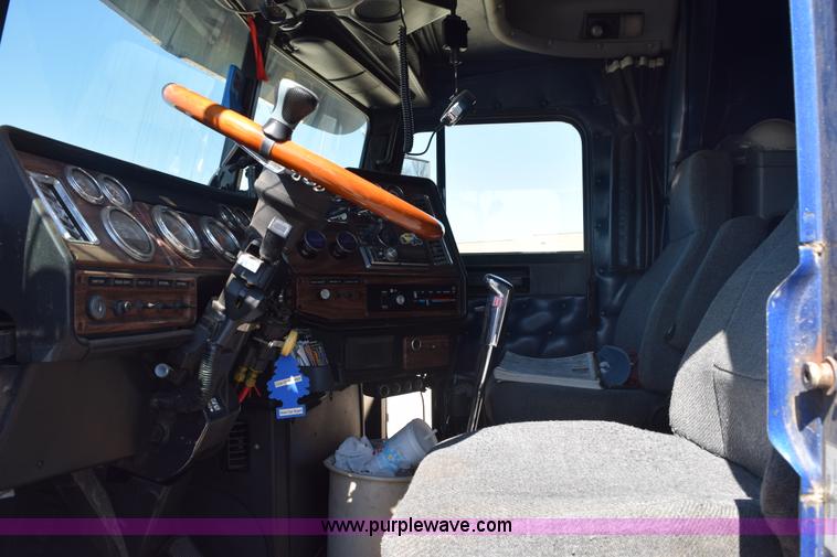 image for item E6280 1998 Freightliner FLD semi truck