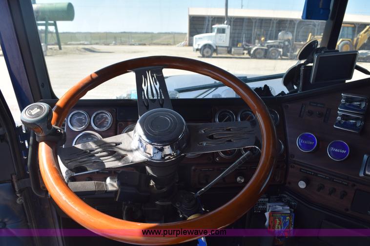 image for item E6280 1998 Freightliner FLD semi truck