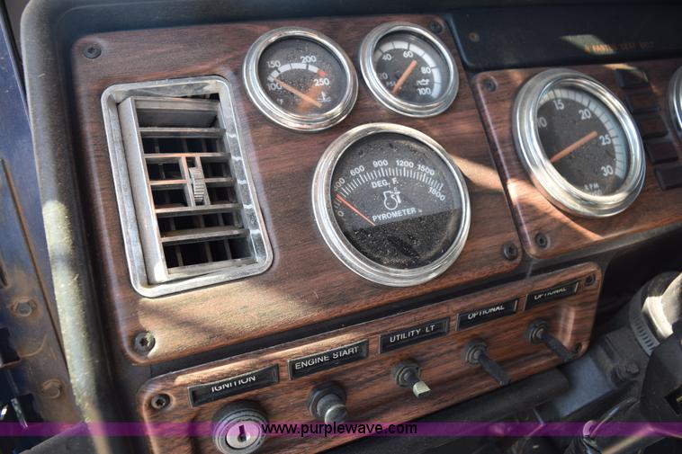 image for item E6280 1998 Freightliner FLD semi truck