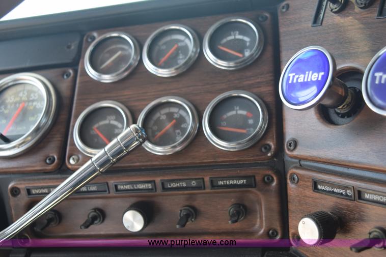 image for item E6280 1998 Freightliner FLD semi truck