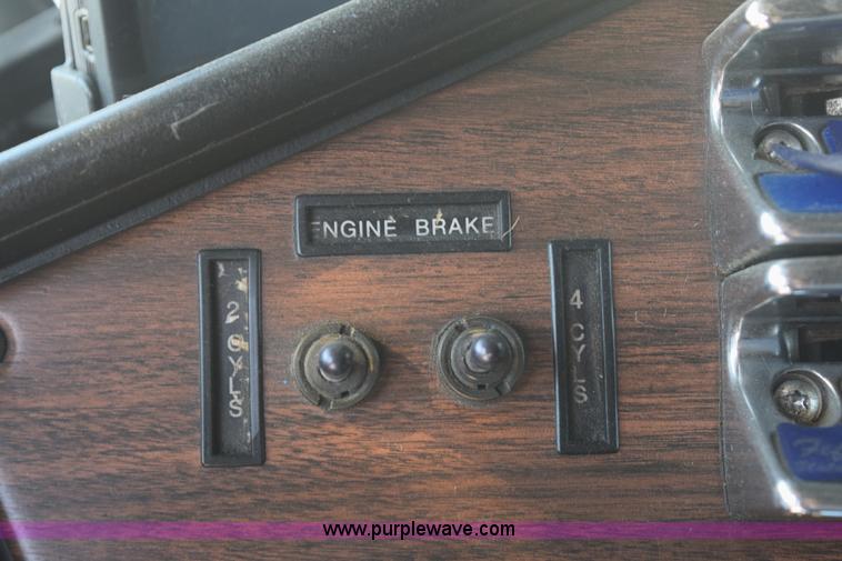 image for item E6280 1998 Freightliner FLD semi truck