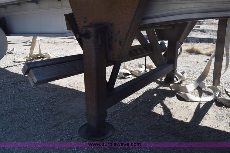 image for item E6281 1999 Fontaine flatbed trailer