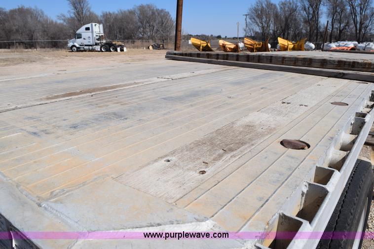 image for item E6281 1999 Fontaine flatbed trailer