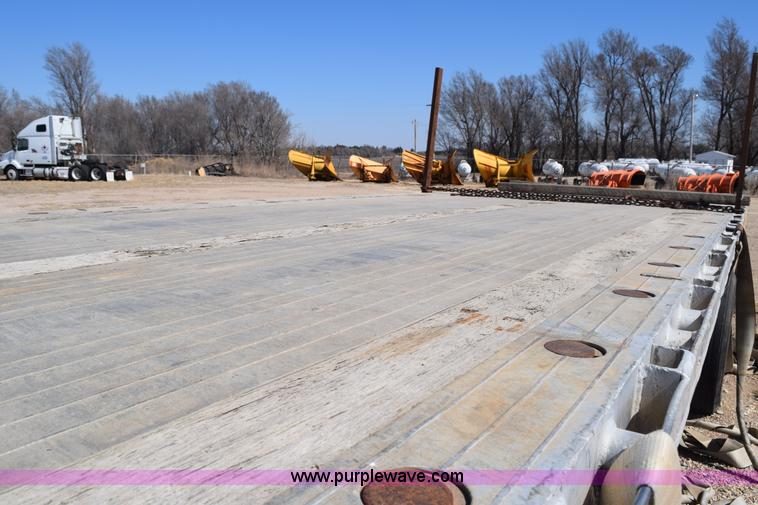 image for item E6281 1999 Fontaine flatbed trailer