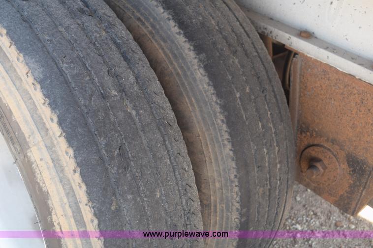 image for item E6281 1999 Fontaine flatbed trailer