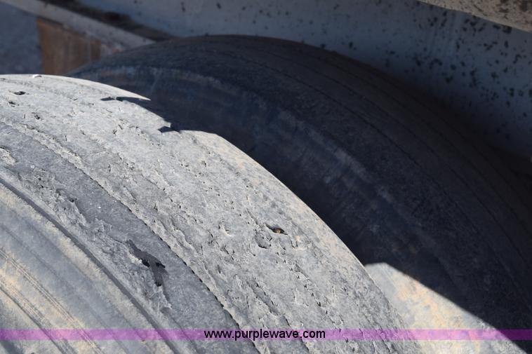 image for item E6281 1999 Fontaine flatbed trailer