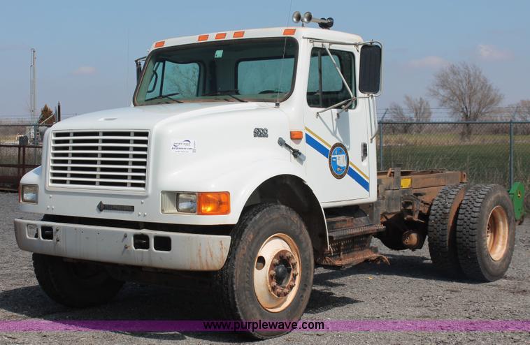 image for item H5901 1996 International 4700 truck cab and chassis