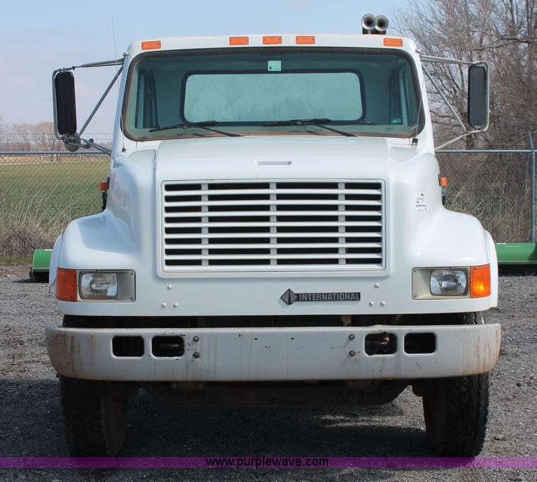 image for item H5901 1996 International 4700 truck cab and chassis
