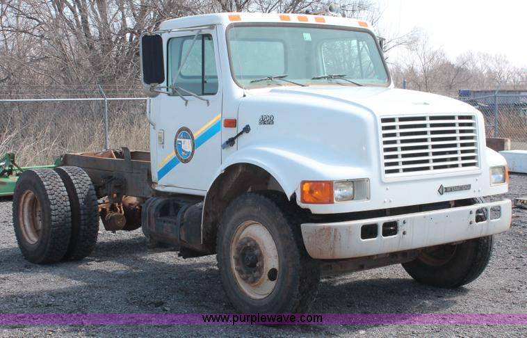 image for item H5901 1996 International 4700 truck cab and chassis